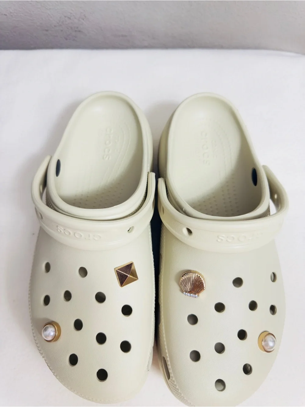 Crocs Classic Platform Clogs Bone Beige Pearl Shell Charms Women's Size 10